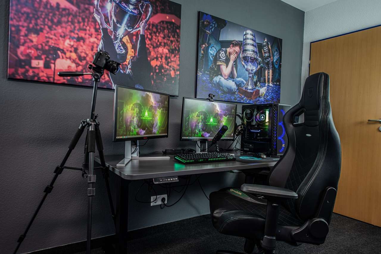 small gaming bedroom setup featured image